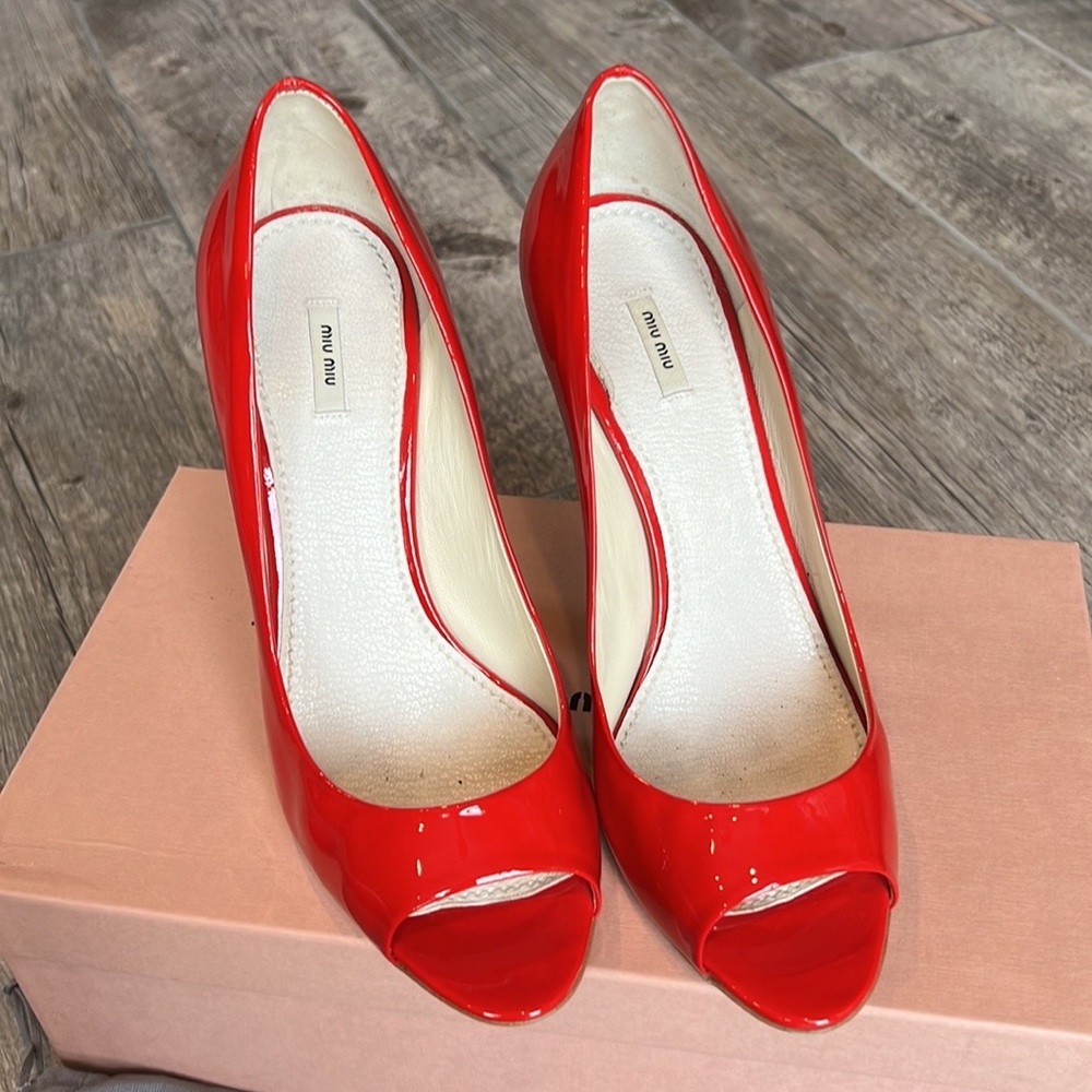 MIU MIU Red Patent Calzature Donna Peep Toe Heels - size 37.5 (7 us)